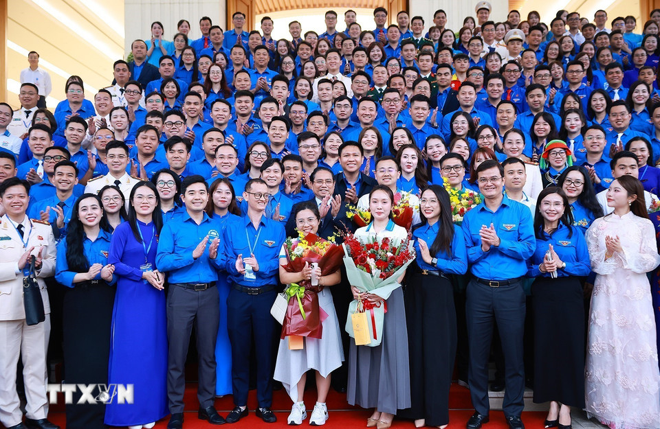 Thủ tướng Phạm Minh Chính với các Gương mặt trẻ Việt Nam tiêu biểu, triển vọng và cán bộ Đoàn tiêu biểu. (Ảnh: Dương Giang/TTXVN)