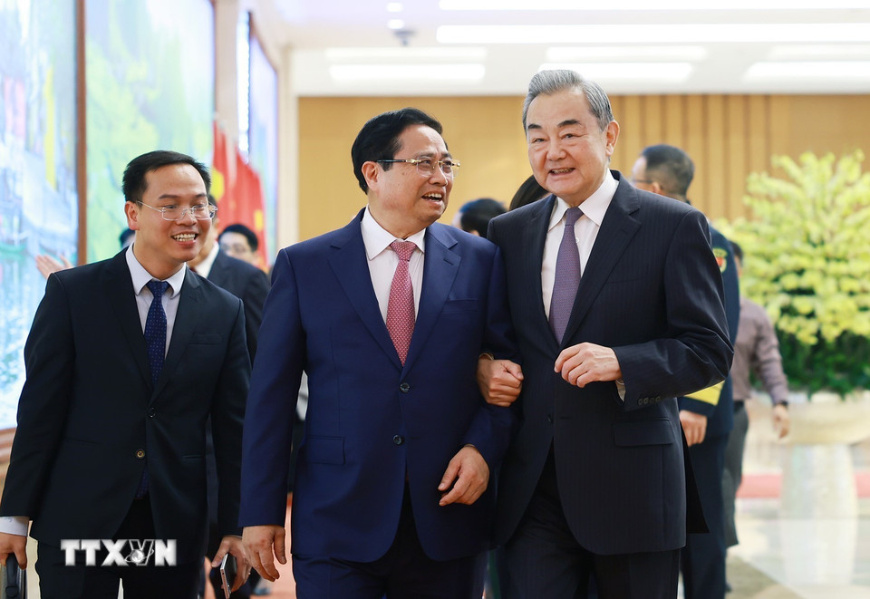 Thủ tướng Phạm Minh Chính tiếp Bộ trưởng Bộ Ngoại giao Trung Quốc Vương Nghị. (Ảnh: Dương Giang/TTXVN)