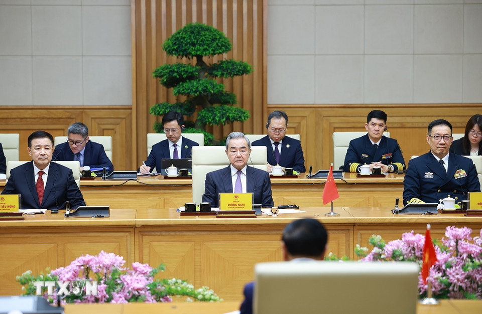 Bộ trưởng Ngoại giao Trung Quốc Vương Nghị và Bộ trưởng Bộ Quốc phòng Đổng Quân, Công an Vương Tiểu Hồng tham dự buổi tiếp. (Ảnh: Dương Giang/TTXVN)