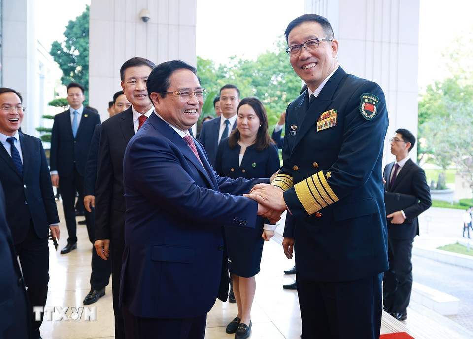 Thủ tướng Phạm Minh Chính và Bộ trưởng Bộ Quốc phòng Trung Quốc Đổng Quân. (Ảnh: Dương Giang/TTXVN)