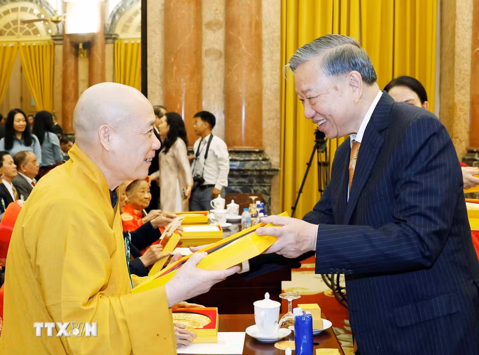 Tổng Bí thư, Chủ tịch nước Tô Lâm tặng quà cho các đại biểu. (Ảnh: Thống Nhất/TTXVN)