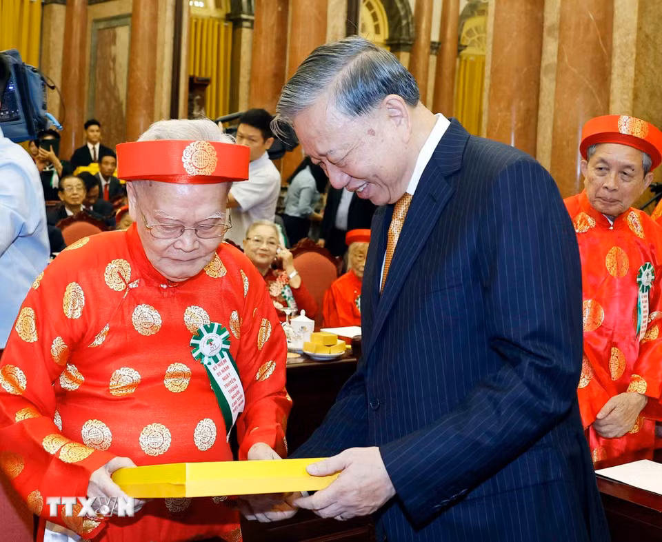 Tổng Bí thư, Chủ tịch nước Tô Lâm tặng quà cho các đại biểu. (Ảnh: Thống Nhất/TTXVN)