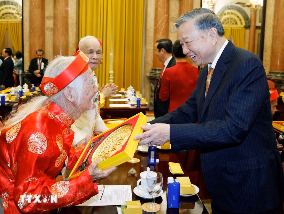 Tổng Bí thư, Chủ tịch nước Tô Lâm tặng quà cho các đại biểu. (Ảnh: Thống Nhất/TTXVN)