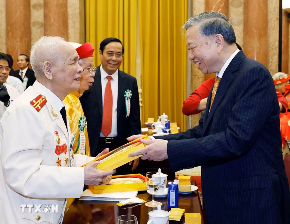 Tổng Bí thư, Chủ tịch nước Tô Lâm tặng quà cho các đại biểu. (Ảnh: Thống Nhất/TTXVN)