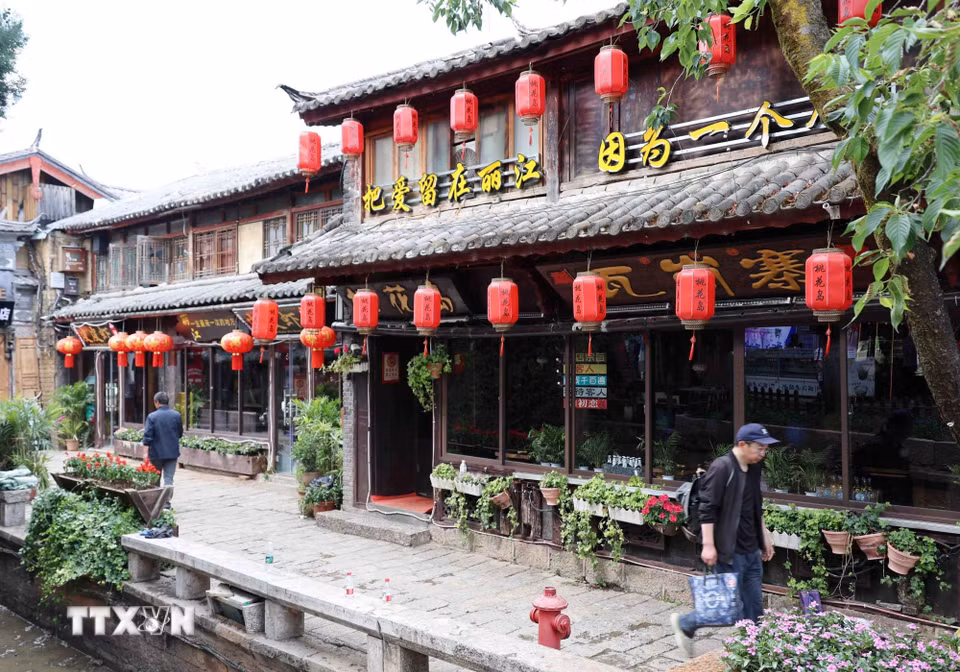 Đến với Lệ Giang cổ trấn, bạn sẽ dễ dàng bắt gặp nét đẹp văn hóa Đông Ba, kết hợp hài hòa giữa tinh hoa của các dân tộc Nạp Tây, Di, Lật Túc, Phổ Mễ, Bạch, Thái tái hiện chân thật trên từng góc cửa, nếp nhà. (Ảnh: Công Tuyên/TTXVN)
