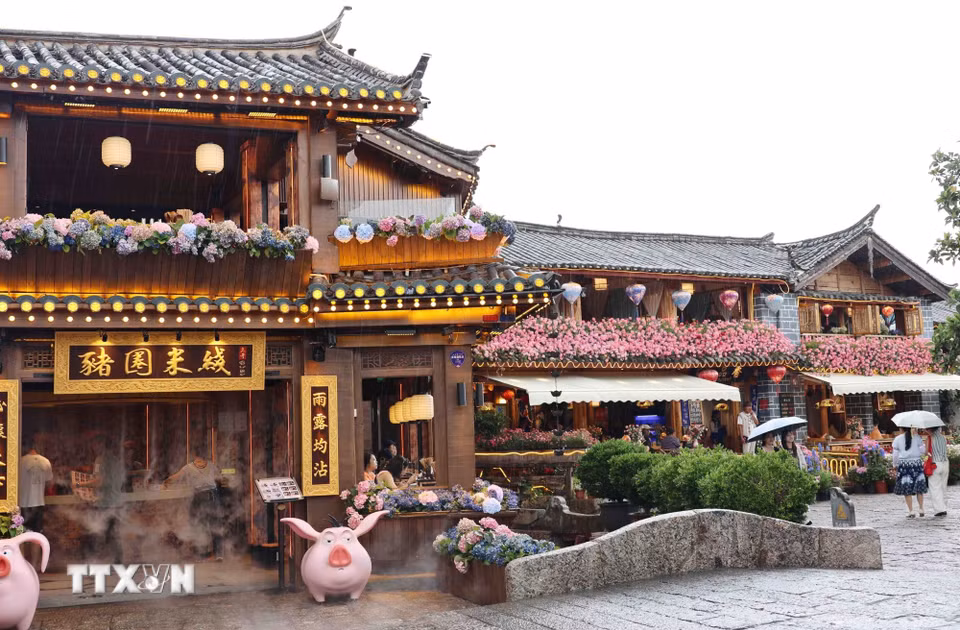 Lệ Giang cổ trấn mang trong mình vẻ đẹp cổ kính độc đáo, kết hợp hài hòa giữa nét hoài cổ và thiên nhiên thơ mộng, là điểm đến lý tưởng cho mọi du khách. (Ảnh: Công Tuyên/TTXVN)