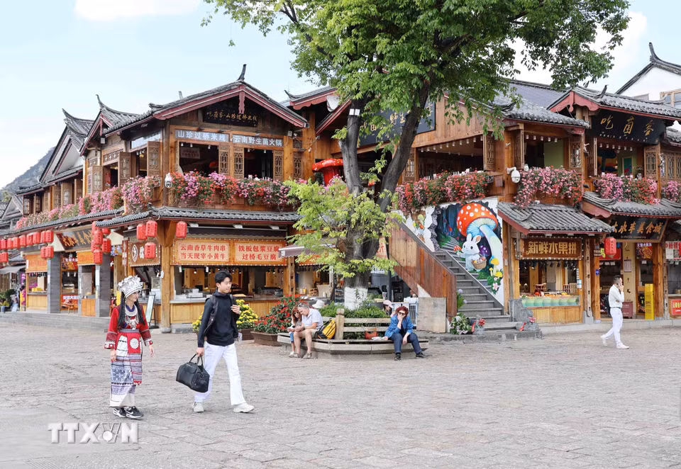 Lệ Giang cổ trấn thu hút các tín đồ đam mê du lịch với bầu không khí cổ kính, cùng kiến trúc cổ xưa thuần túy. (Ảnh: Công Tuyên/TTXVN)