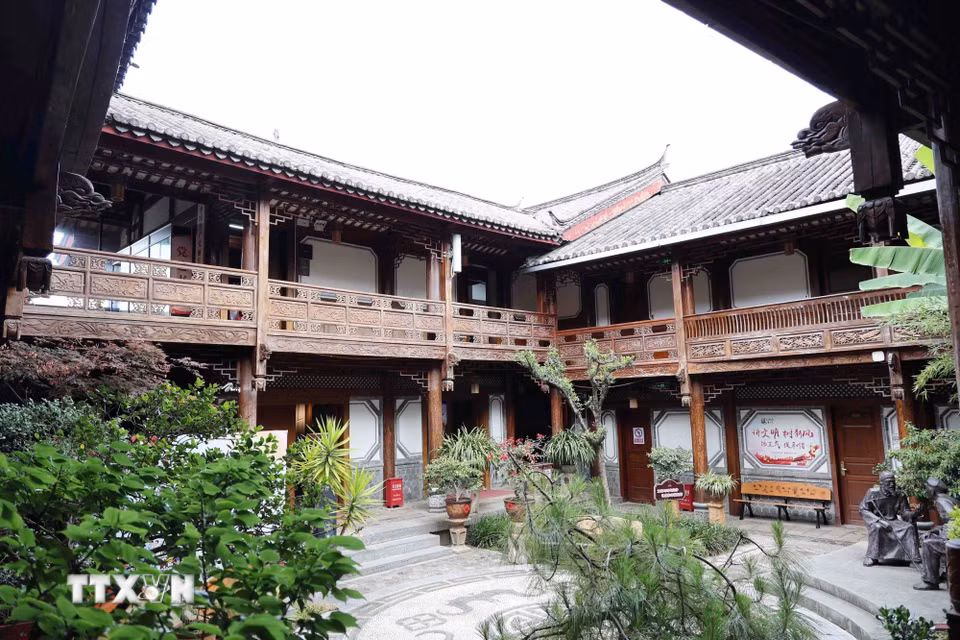 Các ngôi nhà trong Lệ Giang cổ trấn là sự kết hợp giữa kiến trúc Hán, Bạch và Tây Tạng, Bạch. (Ảnh: Công Tuyên/TTXVN)