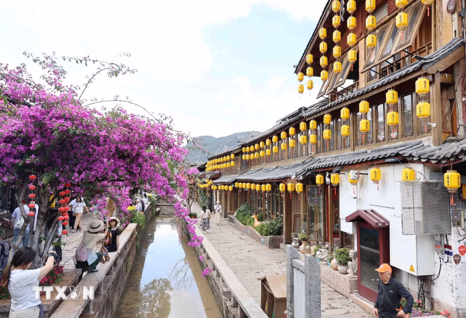 Nét đẹp văn hóa cùng những giá trị truyền thống lâu đời vẫn tồn tại nơi Lệ Giang cổ trấn, biến vùng đất này trở thành điểm dừng chân trong mơ của các tâm hồn yêu khám phá. (Ảnh: Công Tuyên/TTXVN)