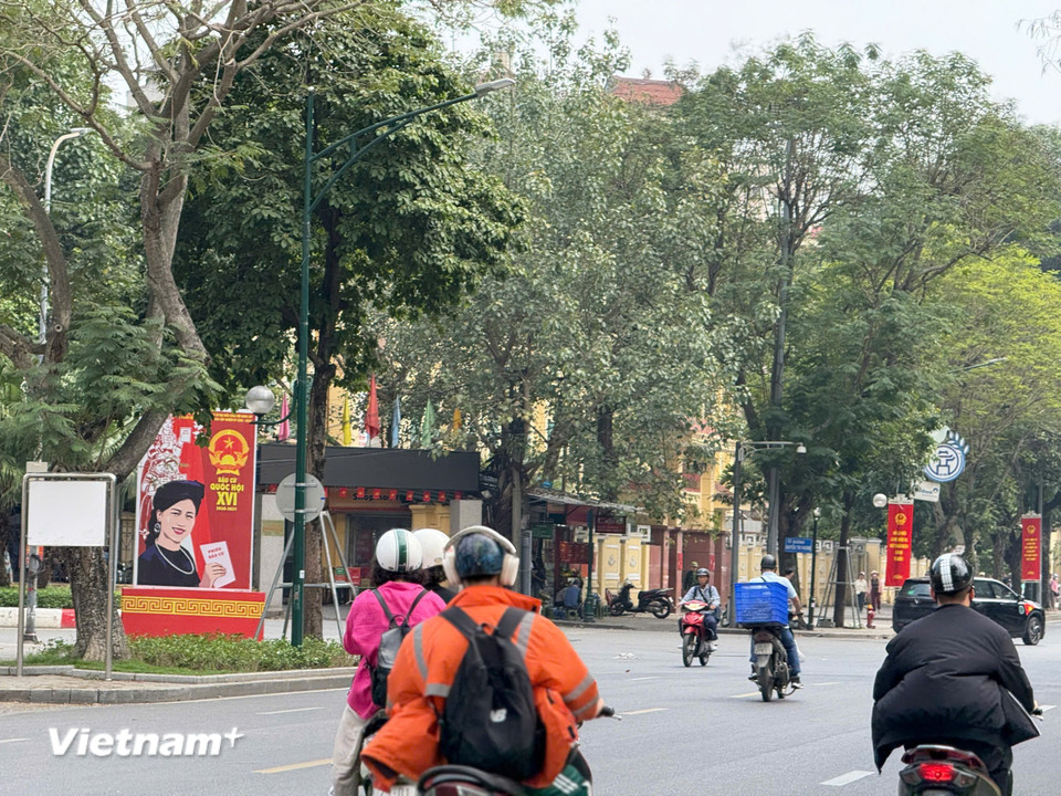 Pano cổ động trên đường Điện Biên Phủ. (Ảnh: Huy Khánh/Vietnam+)