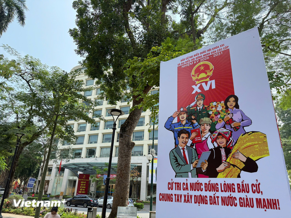Pano tuyên truyền về bầu cử được đặt tại vườn hoa ngay trước tòa nhà Trung tâm Thông tấn Quốc gia. (Ảnh: Huy Khánh/Vietnam+)