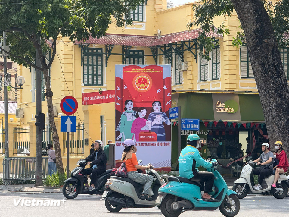 Pano tuyên truyền về bầu cử tại ngã tư Ngô Quyền-Hai Bà Trưng. (Ảnh: Huy Khánh/Vietnam+)