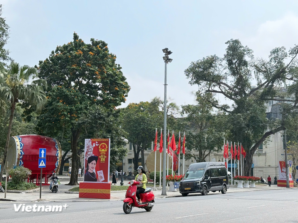 Pano đặt tại nhiều vị trí quanh bờ hồ Hoàn Kiếm. (Ảnh: Huy Khánh/Vietnam+)