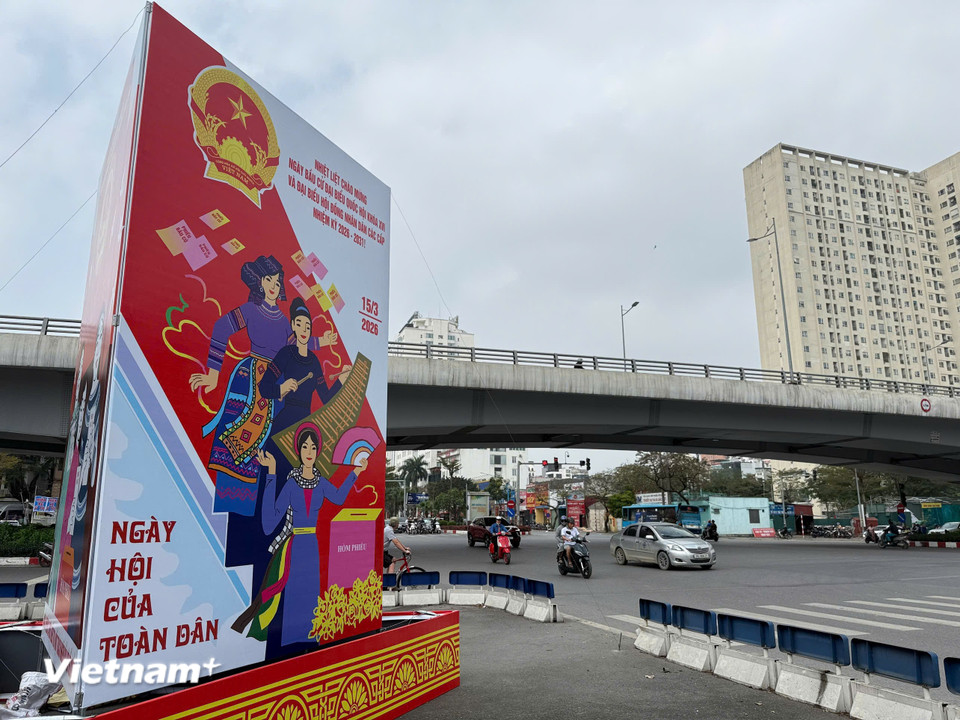 Tất cả thể hiện khí thế, sự mong đợi, niềm tin của người dân Hà Nội về cuộc bầu cử diễn ra vào ngày 15/3 tới đây. (Ảnh: Huy Khánh/Vietnam+)