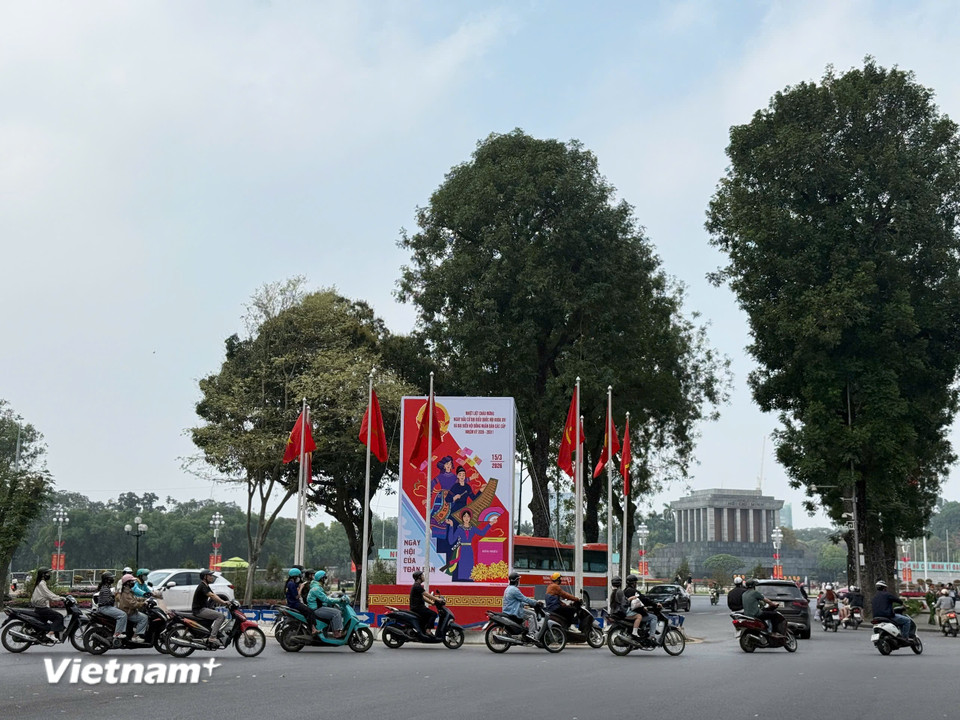 Tấm pano cỡ lớn với 4 mặt được trang trí đẹp mắt, thể hiện không khí của ngày bầu cử tại bùng binh Tôn Thất Đàm-Chùa Một Cột-Chu Văn An-Điện Biên Phủ. (Ảnh: Huy Khánh/Vietnam+)