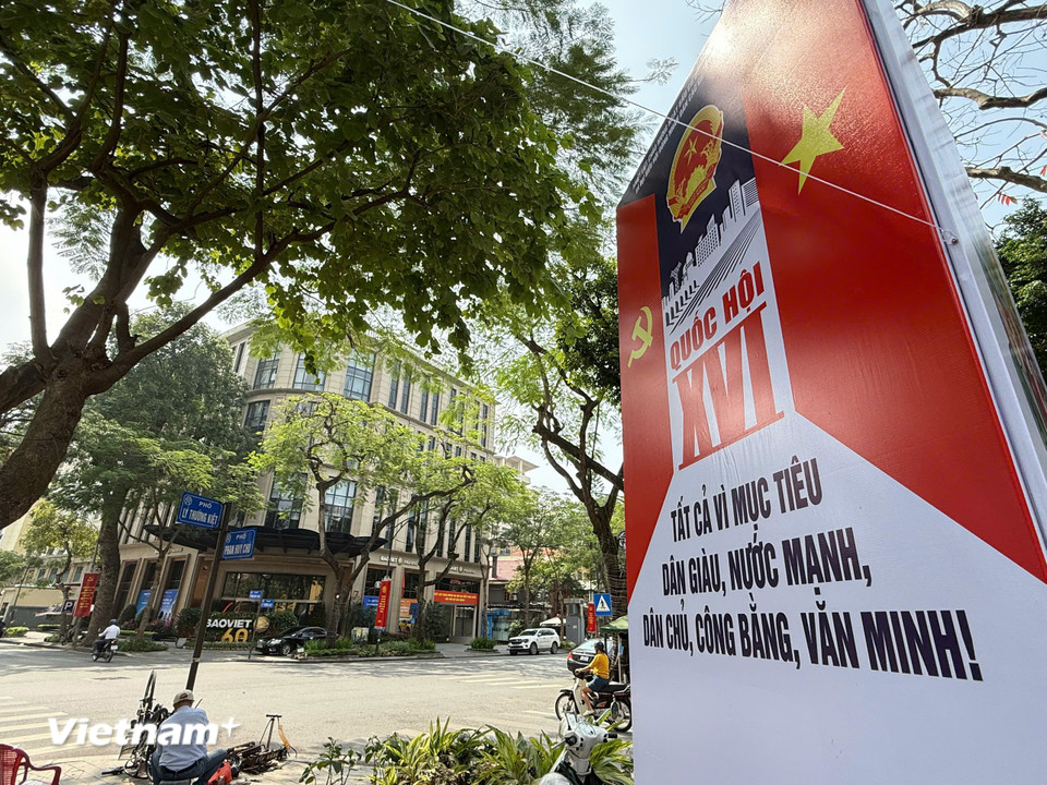 Pano tuyên truyền về bầu cử tại ngã tư Lý Thường Kiệt-Phan Huy Chú. (Ảnh: Huy Khánh/Vietnam+)