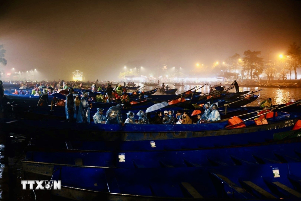 Mặc dù trời mưa, ngay từ sáng sớm đã có rất đông du khách đến với lễ hội. (Ảnh: Trần Việt/TTXVN)