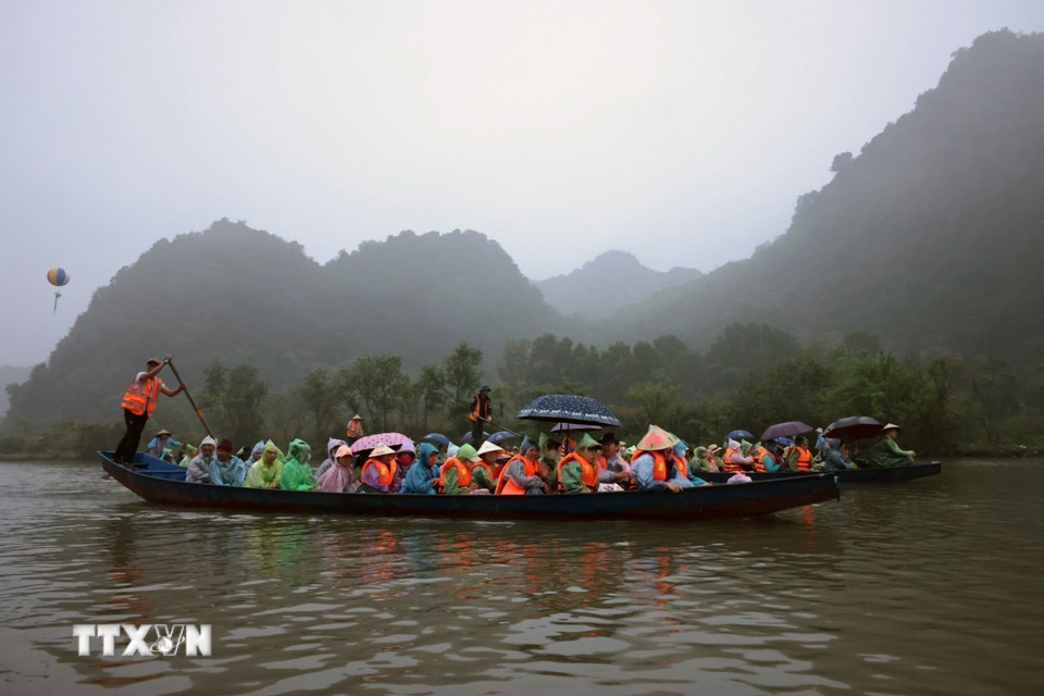 Du khách trẩy hội chùa Hương. (Ảnh: Trần Việt/TTXVN)