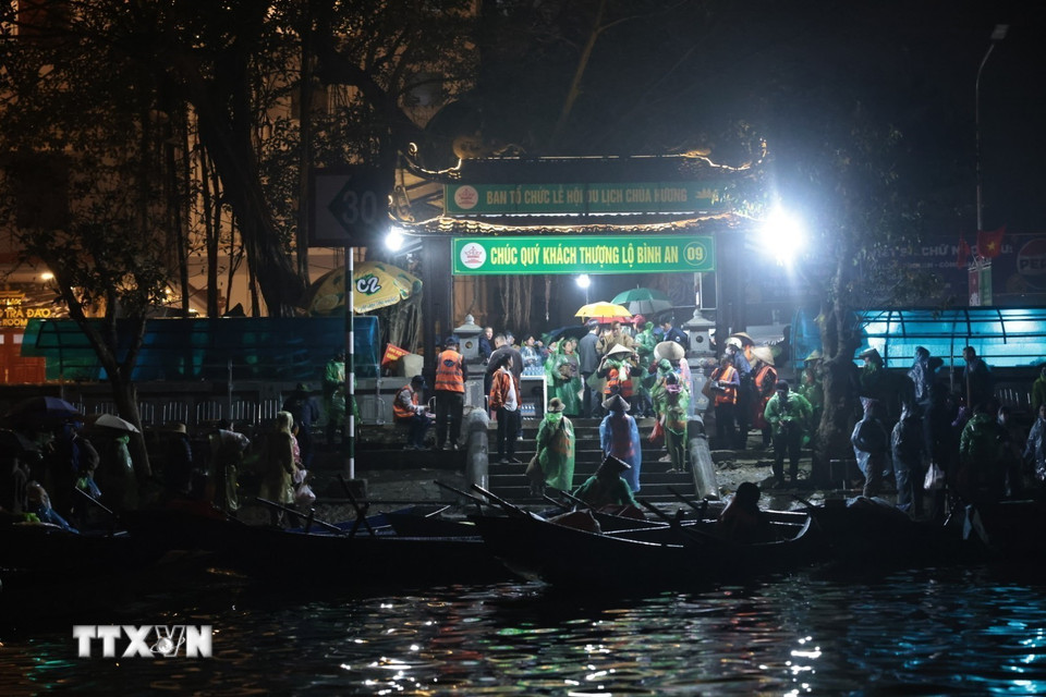 Mặc dù trời mưa, ngay từ sáng sớm đã có rất đông du khách đến với lễ hội. (Ảnh: Trần Việt/TTXVN)
