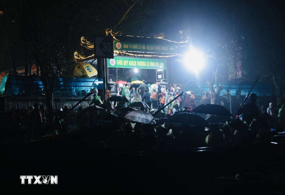 Mặc dù trời mưa, ngay từ sáng sớm đã có rất đông du khách đến với lễ hội. (Ảnh: Trần Việt/TTXVN)