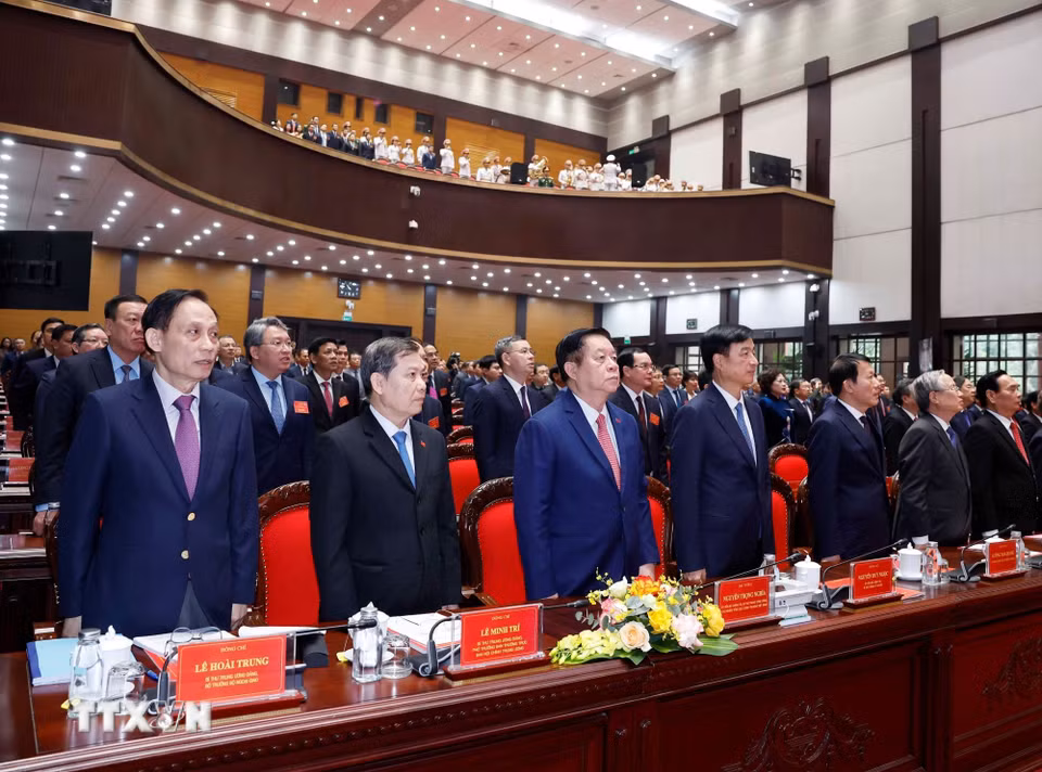 Các đại biểu thực hiện nghi lễ chào cờ. (Ảnh: Thống Nhất/TTXVN)