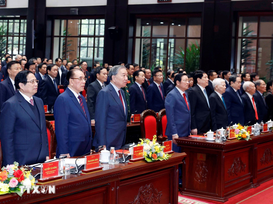 Tổng Bí thư Tô Lâm và các đại biểu thực hiện nghi lễ chào cờ. (Ảnh: Thống Nhất/TTXVN)