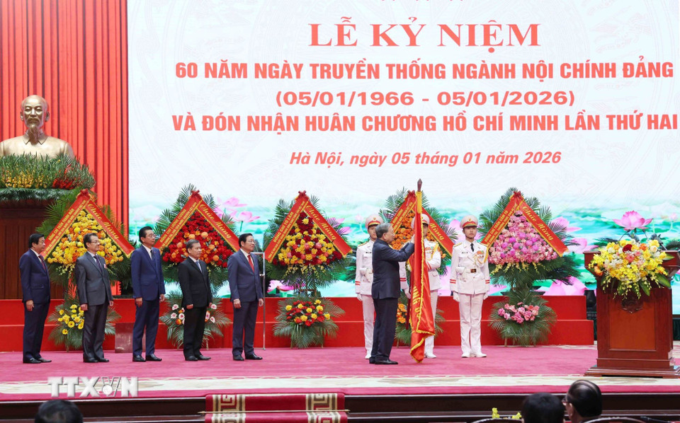 Tổng Bí thư Tô Lâm gắn Huân chương Hồ Chí Minh lên Cờ truyền thống của Ban Nội chính Trung ương. (Ảnh: Phương Hoa/TTXVN)