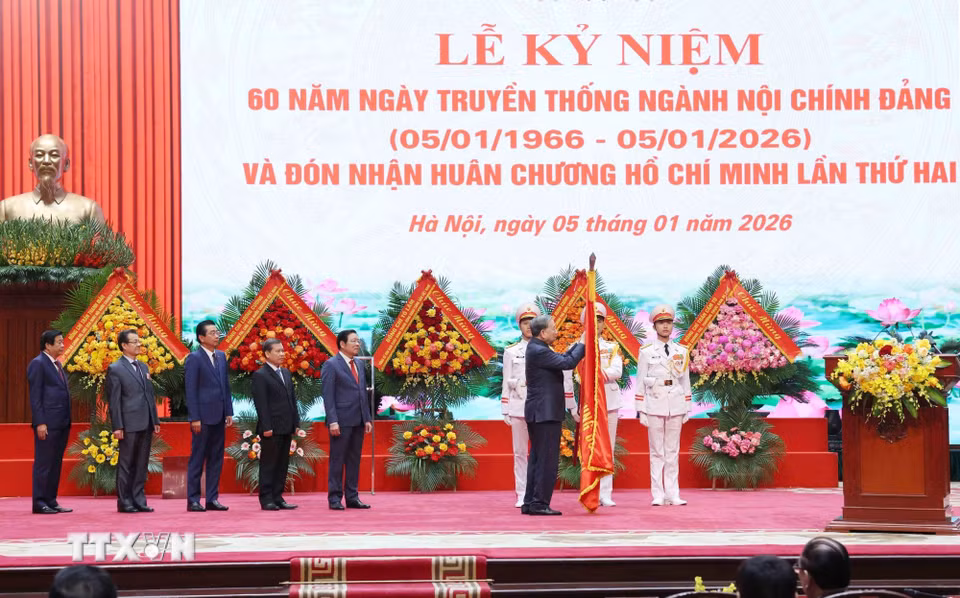 Tổng Bí thư Tô Lâm gắn Huân chương Hồ Chí Minh lên Cờ truyền thống của Ban Nội chính Trung ương. (Ảnh: Phương Hoa/TTXVN)
