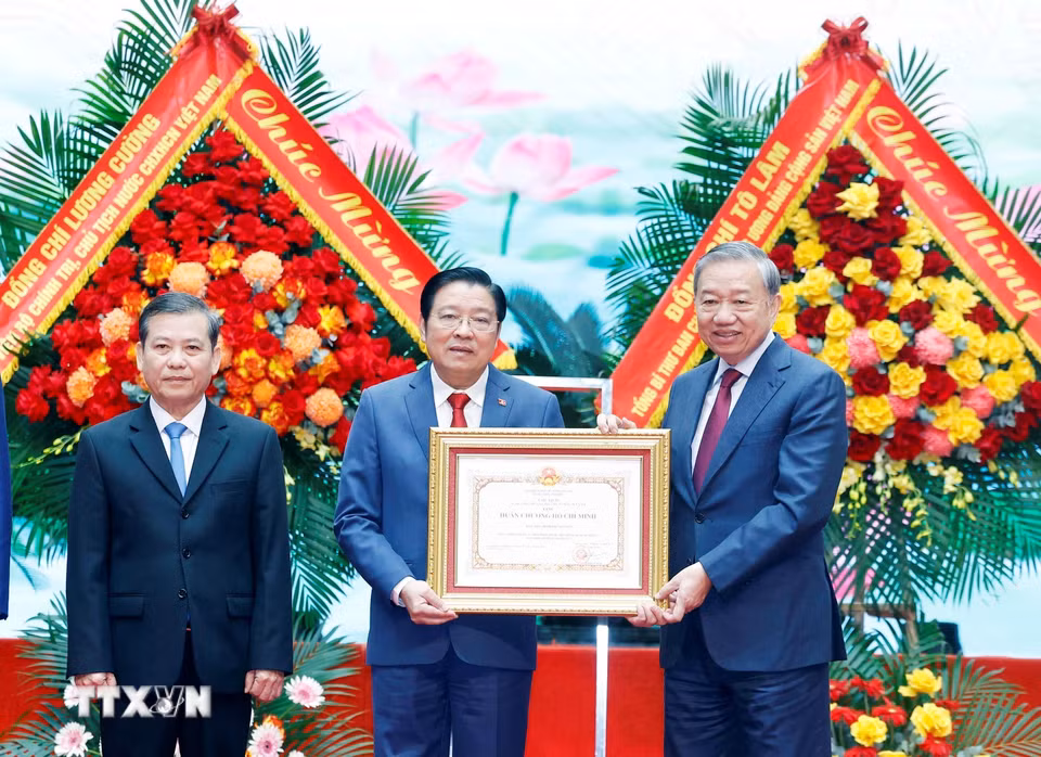 Tổng Bí thư Tô Lâm trao Huân chương Hồ Chí Minh tặng Ban Nội chính Trung ương. (Ảnh: Thống Nhất/TTXVN)