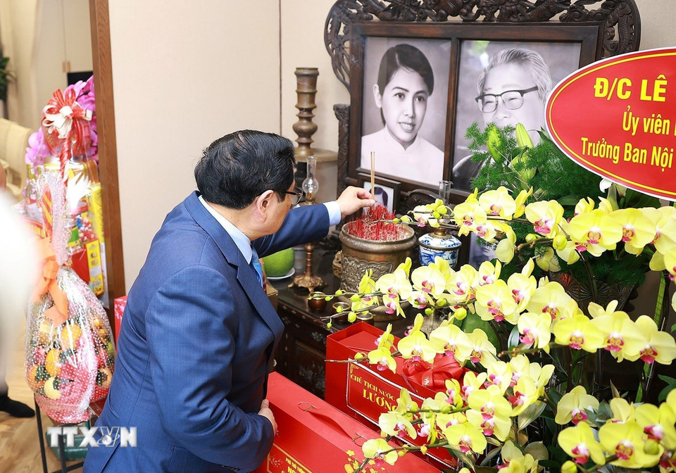 Thủ tướng Phạm Minh Chính thắp hương tưởng nhớ đồng chí Võ Văn Kiệt, nguyên Thủ tướng Chính phủ. (Ảnh: Dương Giang/TTXVN)