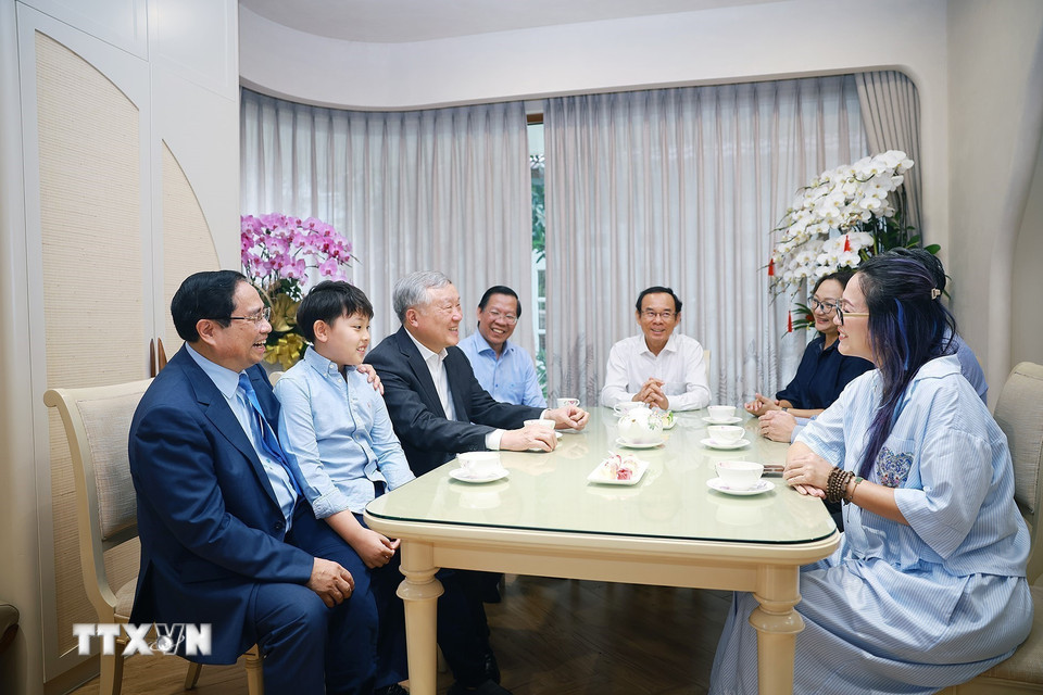 Thủ tướng Phạm Minh Chính chúc Tết gia đình đồng chí Võ Văn Kiệt, nguyên Thủ tướng Chính phủ. (Ảnh: Dương Giang/TTXVN)