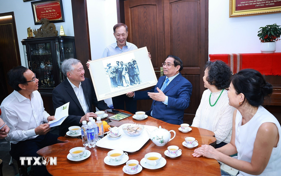 Thủ tướng Phạm Minh Chính thăm, chúc Tết gia đình đồng chí Mai Chí Thọ, nguyên Bộ trưởng Bộ Công an. (Ảnh: Dương Giang/TTXVN)