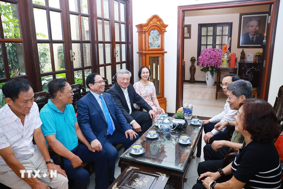 Thủ tướng Phạm Minh Chính chúc Tết gia đình đồng chí Phạm Hùng, nguyên Thủ tướng Chính phủ. (Ảnh: Dương Giang/TTXVN)