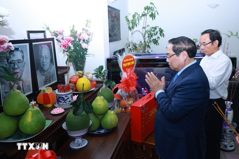 Thủ tướng Phạm Minh Chính thắp hương tưởng nhớ Tổng Bí thư Nguyễn Văn Linh. (Ảnh: Dương Giang/TTXVN)