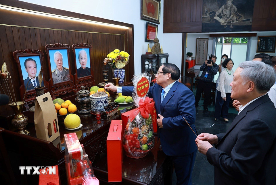 Thủ tướng Phạm Minh Chính thắp hương tưởng nhớ đồng chí Mai Chí Thọ, nguyên Bộ trưởng Bộ Công an. (Ảnh: Dương Giang/TTXVN)