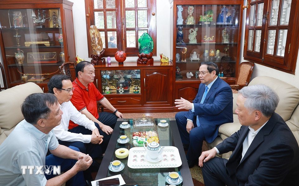 Thủ tướng Phạm Minh Chính chúc Tết gia đình đồng chí Phan Văn Khải, nguyên Thủ tướng Chính phủ. (Ảnh: Dương Giang/TTXVN)