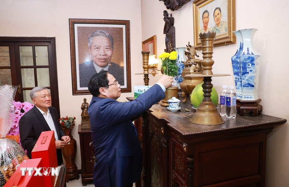 Thủ tướng Phạm Minh Chính thắp hương tưởng nhớ đồng chí Phạm Hùng, nguyên Thủ tướng Chính phủ. (Ảnh: Dương Giang/TTXVN)