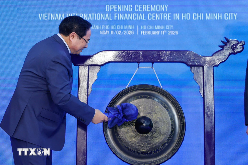 Thủ tướng Phạm Minh Chính đánh cồng khai trương Trung tâm Tài chính Quốc tế Việt Nam tại Thành phố Hồ Chí Minh. (Ảnh: Dương Giang/TTXVN)