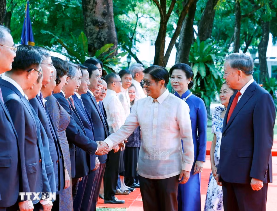 Tổng Bí thư, Chủ tịch nước Tô Lâm giới thiệu với Tổng thống Philippines Ferdinand Romualdez Marcos Jr. và Phu nhân thành viên đoàn cấp cao Việt Nam dự Lễ đón. (Ảnh: Thống Nhất/TTXVN)