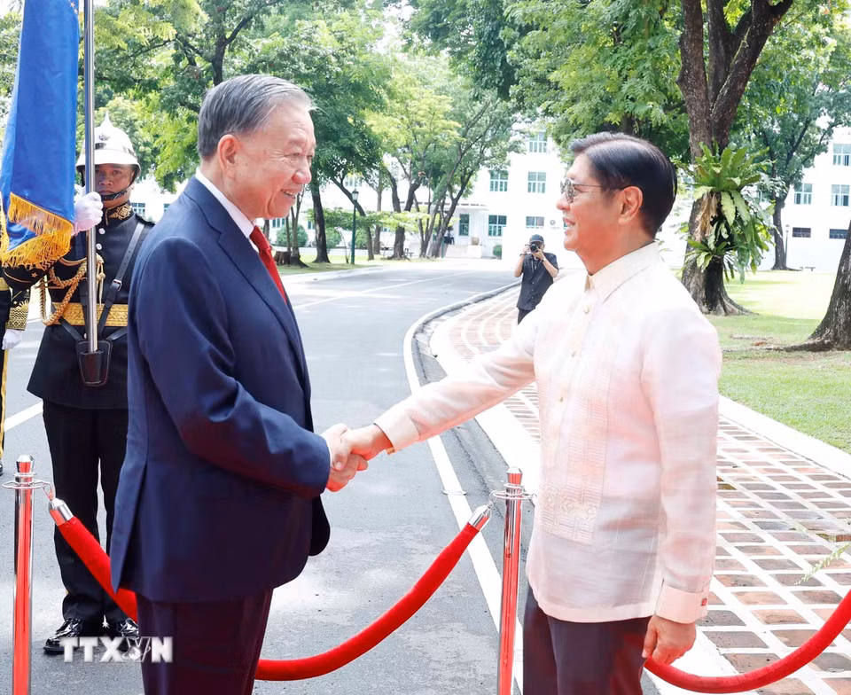 Tổng thống Philippines Ferdinand Romualdez Marcos Jr. đón Tổng Bí thư, Chủ tịch nước Tô Lâm. (Ảnh: Thống Nhất/TTXVN)