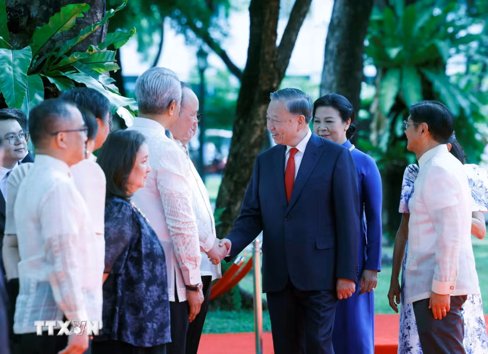 Tổng thống Philippines Ferdinand Romualdez Marcos Jr. giới thiệu với Tổng Bí thư, Chủ tịch nước Tô Lâm và Phu nhân thành viên đoàn cấp cao Việt Nam dự Lễ đón. (Ảnh: Thống Nhất/TTXVN)