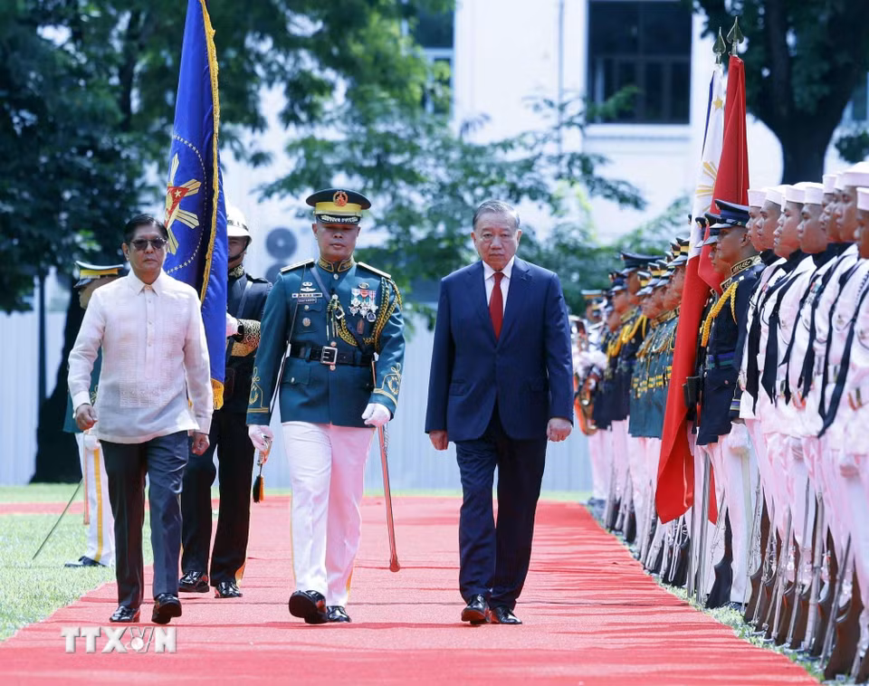 Tổng Bí thư, Chủ tịch nước Tô Lâm và Tổng thống Philippines Ferdinand Romualdez Marcos Jr. duyệt Đội danh dự. (Ảnh: Thống Nhất/TTXVN)