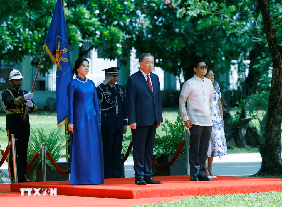 Tổng Bí thư, Chủ tịch nước Tô Lâm và Phu nhân cùng Tổng thống Philippines Ferdinand Romualdez Marcos Jr. và Phu nhân trên bục danh dự, nghe Quân nhạc cử Quốc thiều hai nước. (Ảnh: Thống Nhất/TTXVN)