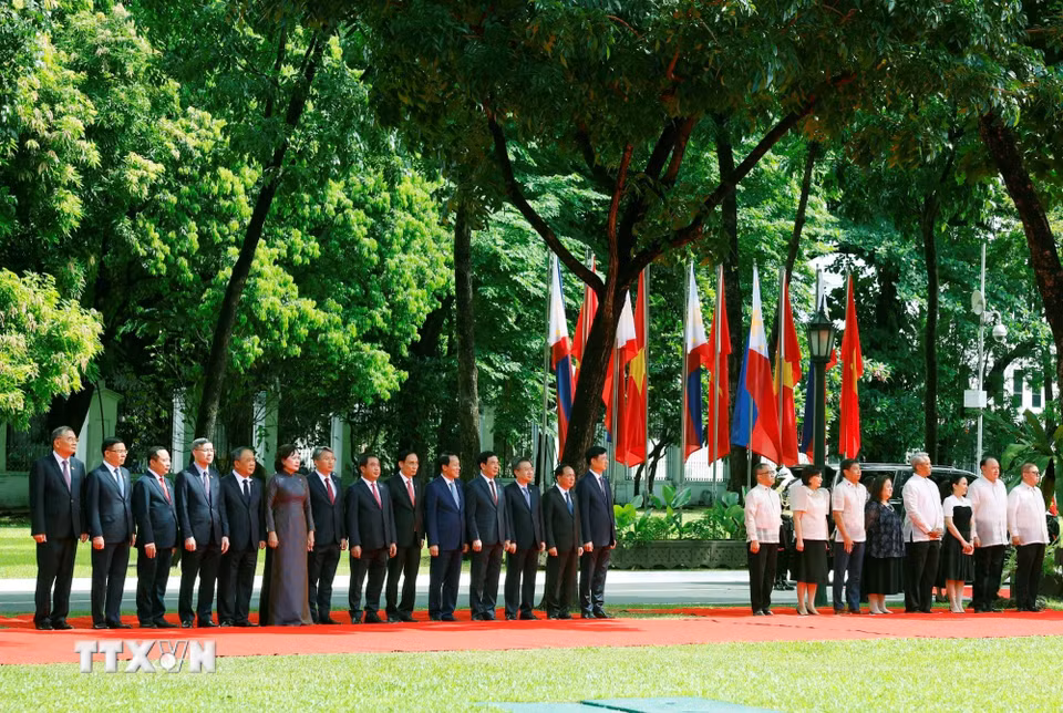 Thành viên chính thức đoàn cấp cao hai nước tham dự Lễ đón. (Ảnh: Thống Nhất/TTXVN)