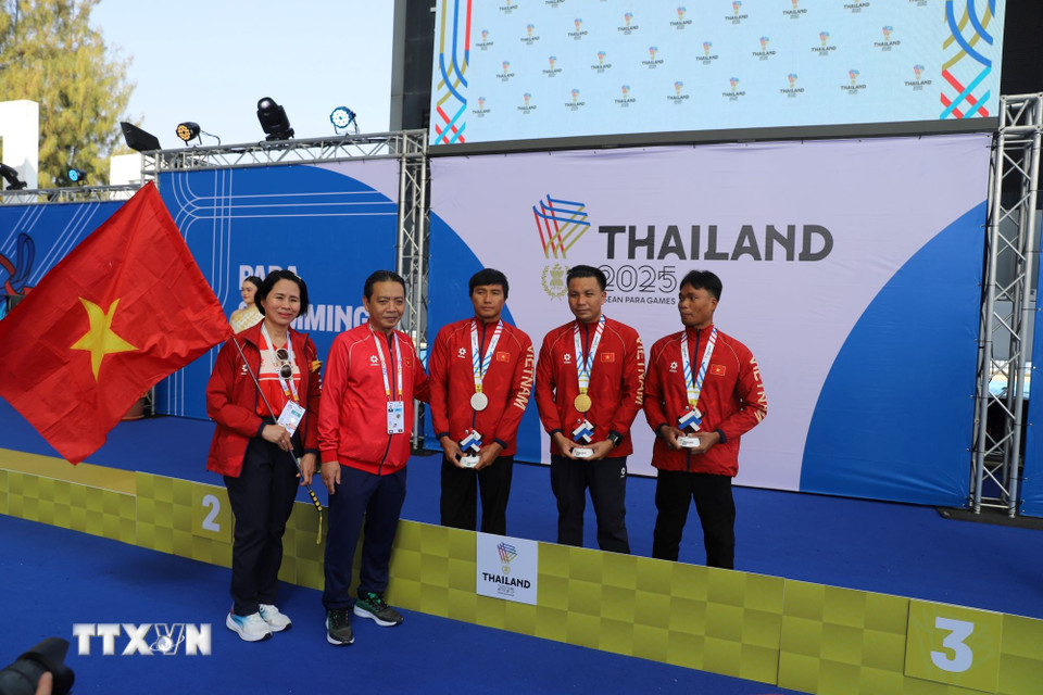 Thứ trưởng Bộ Văn hóa, Thể thao và Du lịch Hoàng Đạo Cương và Trưởng đoàn Lê Thị Hoàng Yến chụp ảnh lưu niệm với 3 vận động viên giành trọn bộ huy chương. (Ảnh: Đỗ Sinh/TTXVN)