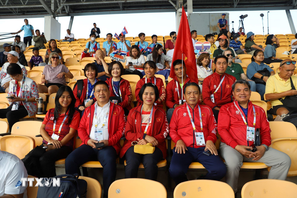 Lãnh đạo Bộ và ngành thể dục thể thao tới sân cổ vũ đội tuyển bơi lội trong ngày thi đấu đầu tiên. (Ảnh: Đỗ Sinh/TTXVN)