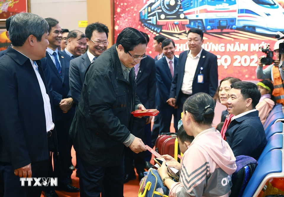 Thủ tướng Phạm Minh Chính đến thăm, chúc Tết hành khách tại Ga Hà Nội. (Ảnh: Dương Giang/TTXVN)