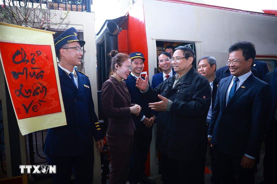 Thủ tướng Phạm Minh Chính đến thăm, chúc Tết và kiểm tra công tác phục vụ hành khách tại Ga Hà Nội. (Ảnh: Dương Giang/TTXVN)