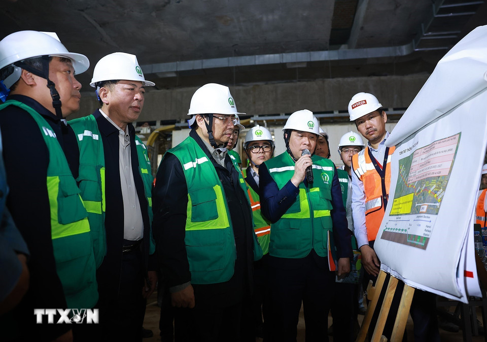 Thủ tướng Phạm Minh Chính kiểm tra tiến độ thi công Dự án tuyến đường sắt đô thị số 3, đoạn Nhổn-Ga Hà Nội. (Ảnh: Dương Giang/TTXVN)