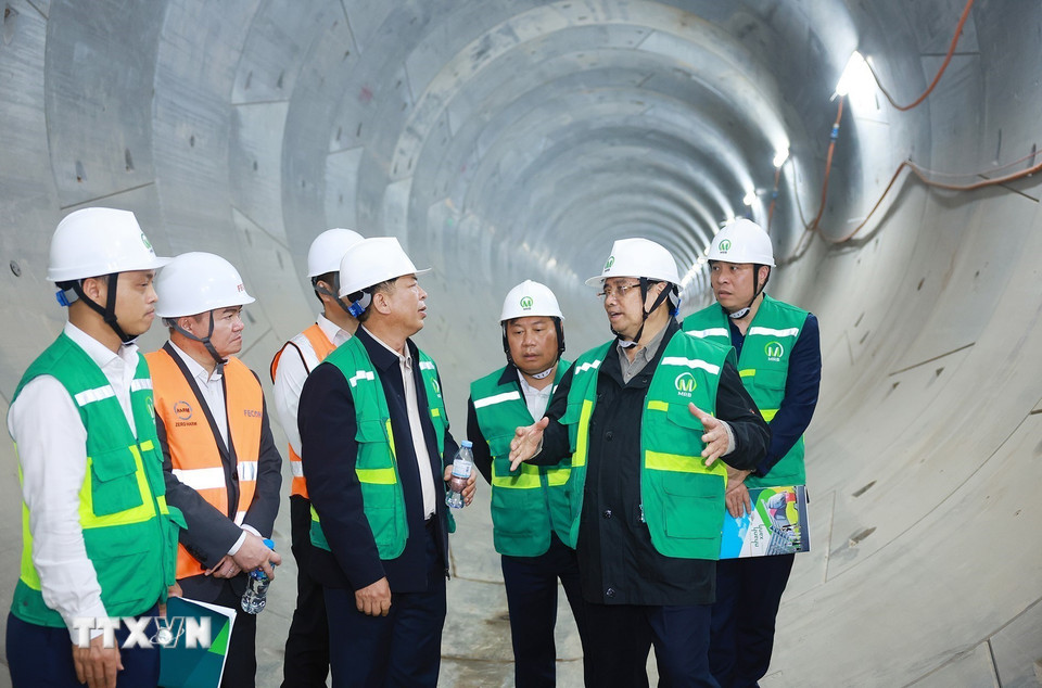Thủ tướng Phạm Minh Chính kiểm tra công trường dự án, đoạn đường hầm ga S11 Văn Miếu. (Ảnh: Dương Giang/TTXVN)
